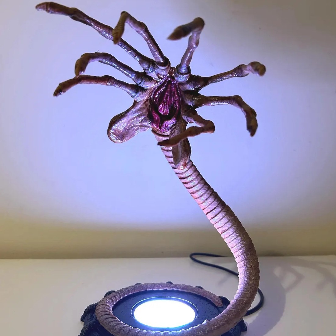 Lampka nocna Alien Facehugger, – Lighting Decor Items recenzja i cena