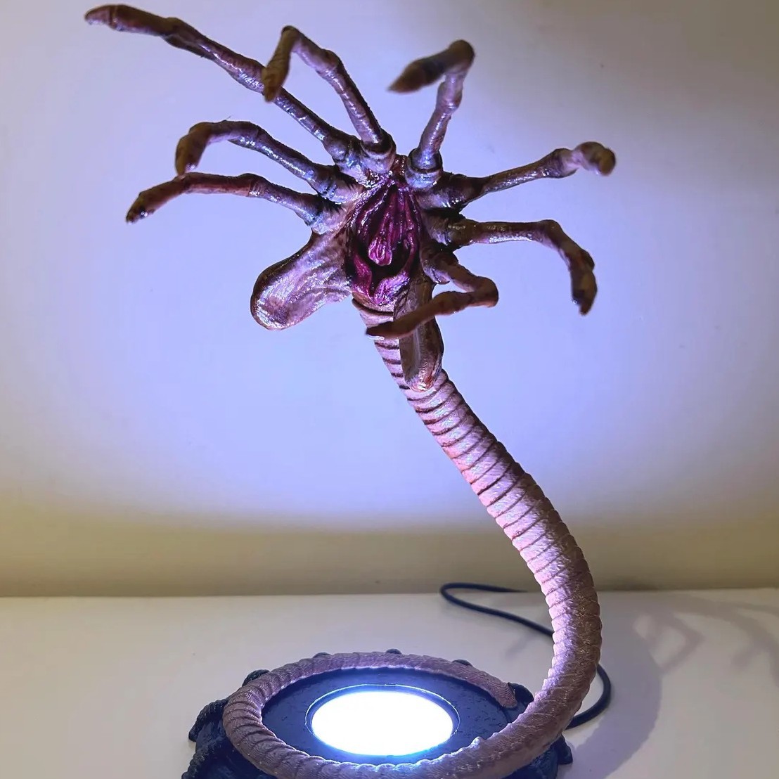 Lampka nocna Alien Facehugger, – Lighting Decor Items recenzja i cena