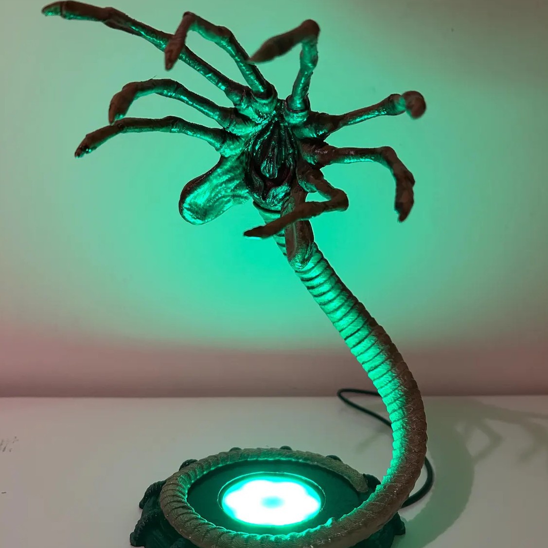 Lampka nocna Alien Facehugger, – Lighting Decor Items recenzja i cena