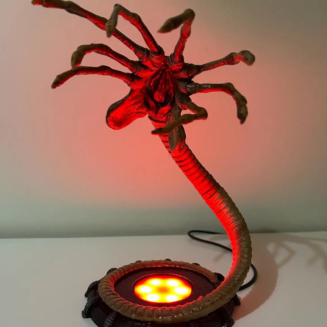Lampka nocna Alien Facehugger, – Lighting Decor Items recenzja i cena